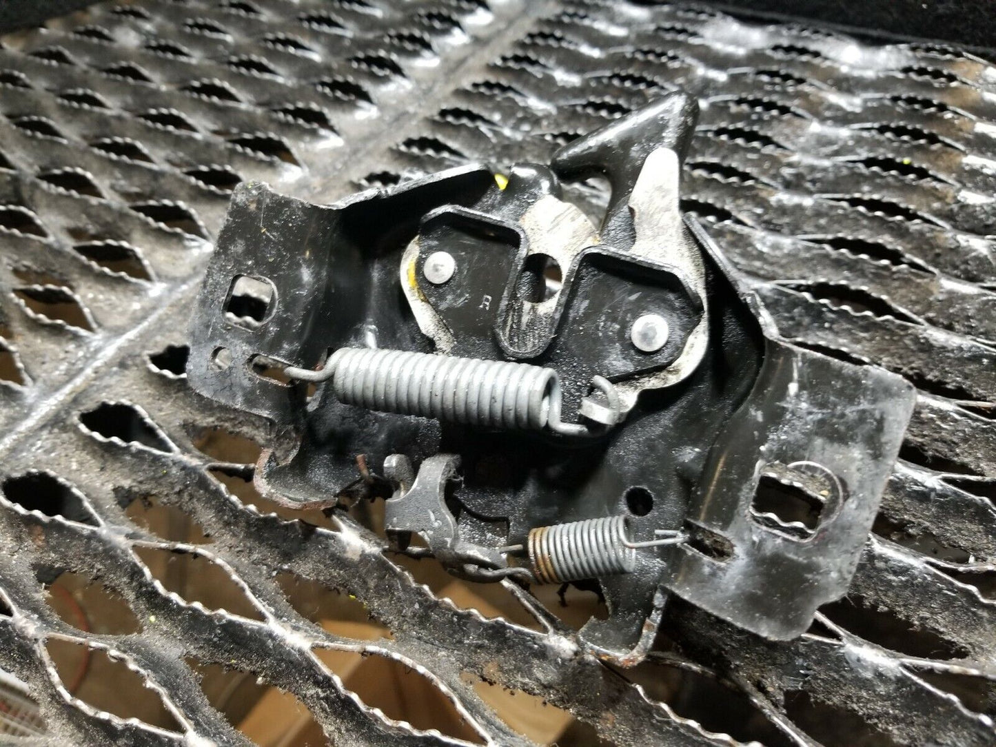 05 06 07 08 09 Ford Mustang Cabrio Hood Lock Latch Actuator OEM 44k