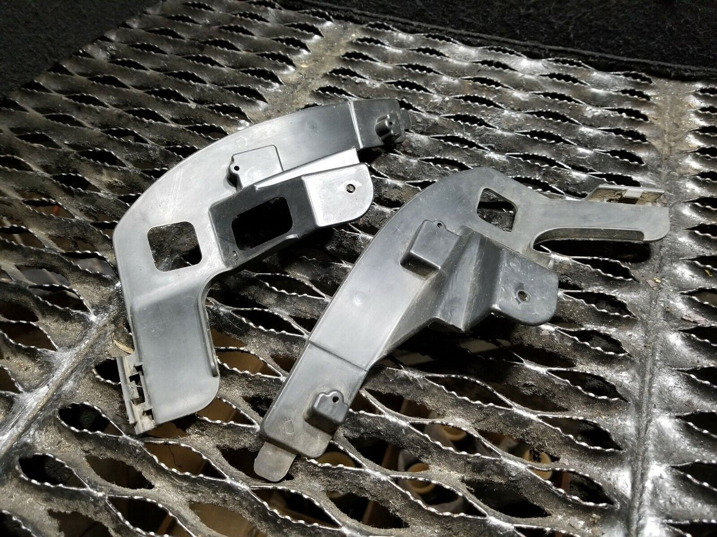 09 10 11 12 VW Golf GTI Rear Lower Bumper Retainer Guide Left & Right Pair OEM