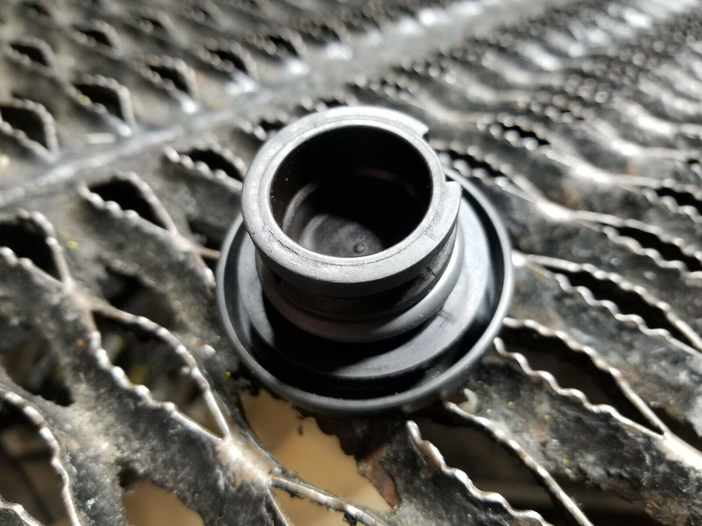 13 14 15 GMC Acadia Engine Oil Filler Cap OEM