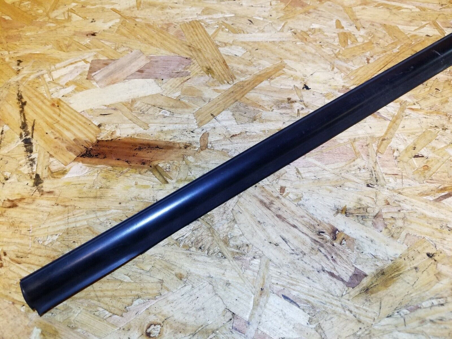 07 08 09 Hyundai Tucson Front Driver Door Window Glass Seal Belt Molding OEM 89k