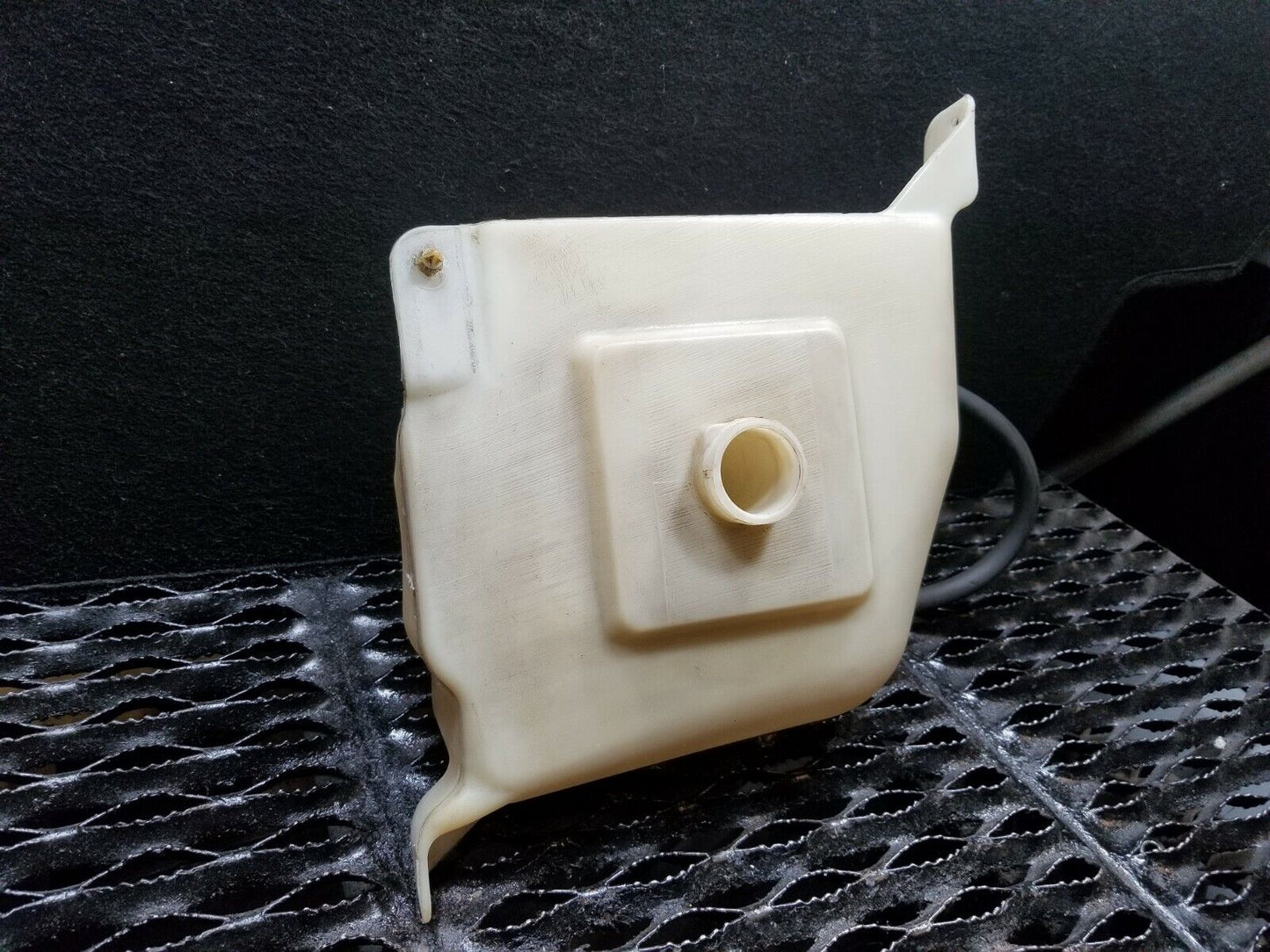 06 07 08 09 10 Jeep Grand Cherokee 5.7l Engine Coolant Recovery Tank OEM