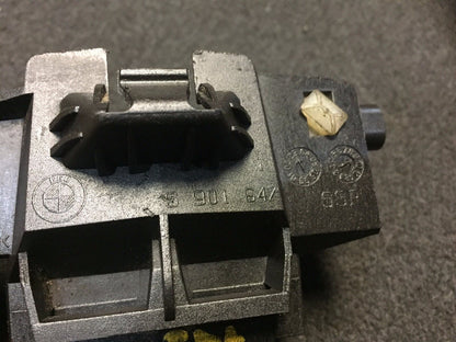 02 03 04 05 BMW E65 E66 Micro Air Housing Mount Bracket Holder 6901647 OEM