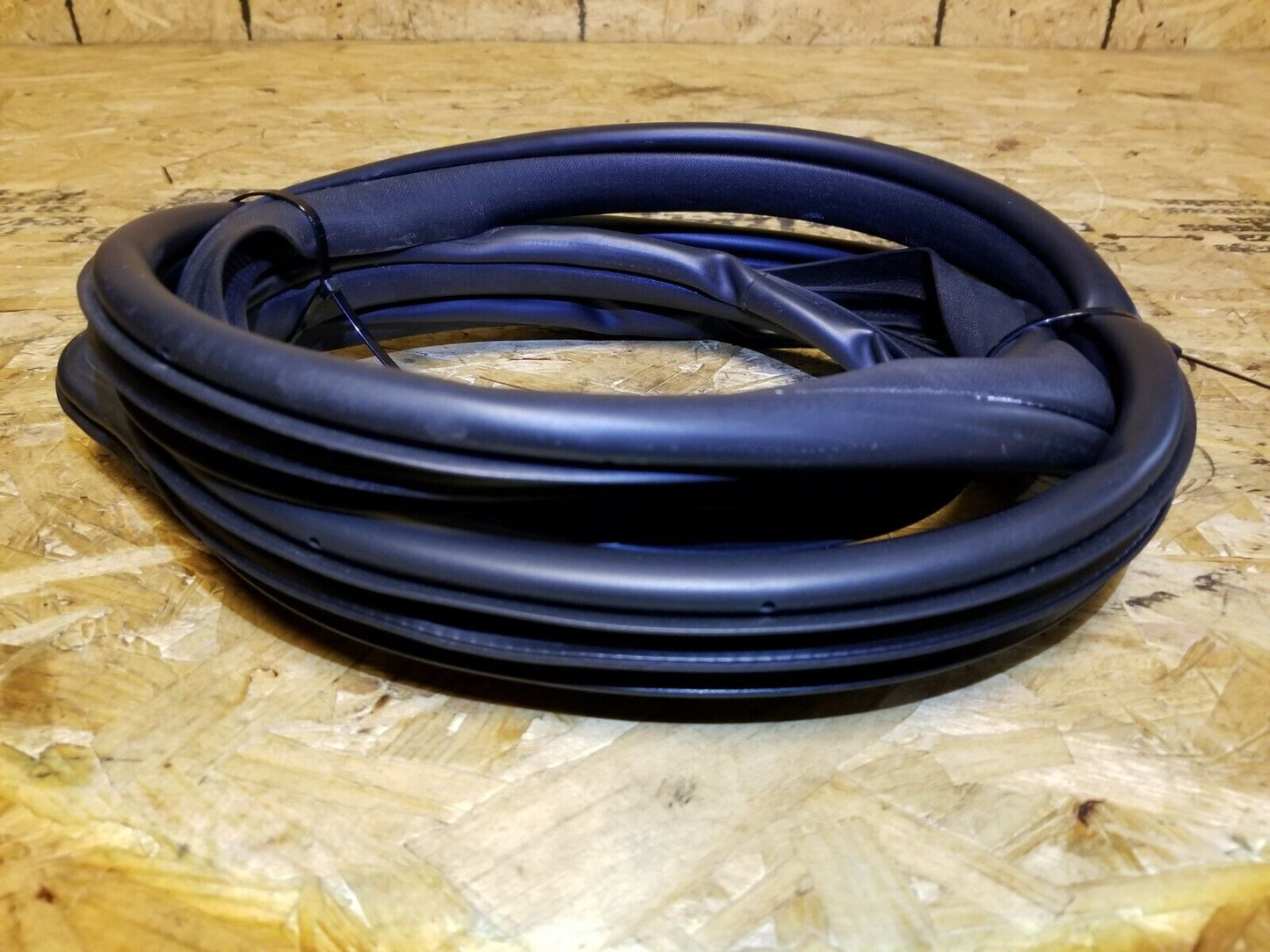 10 11 12 13 Mazda 3 Front Right Passenger Side Door Weatherstrip Seal OEM