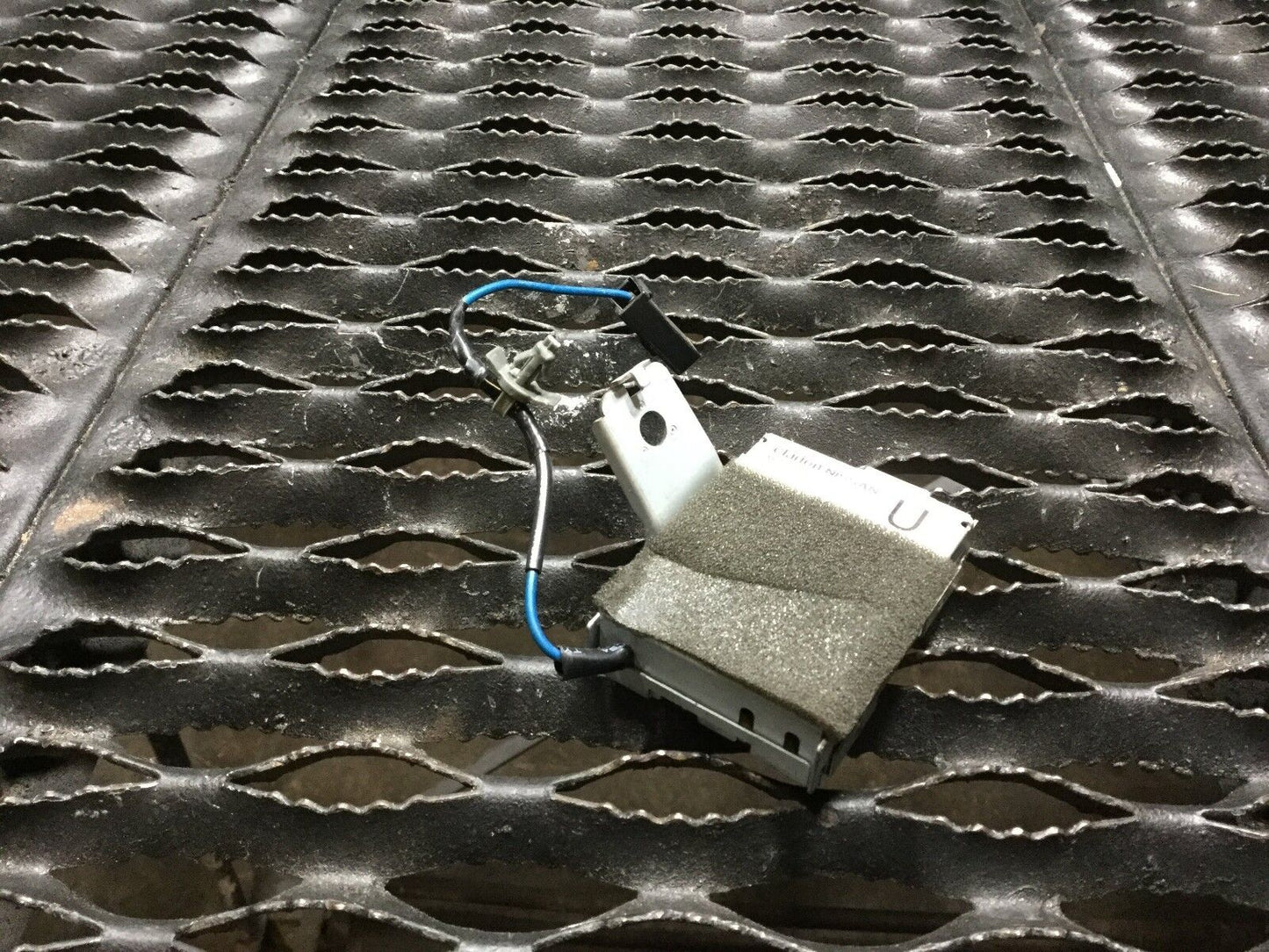 04-13  Nissan Infiniti Antenna Control With Module Receiver Clarion OEM