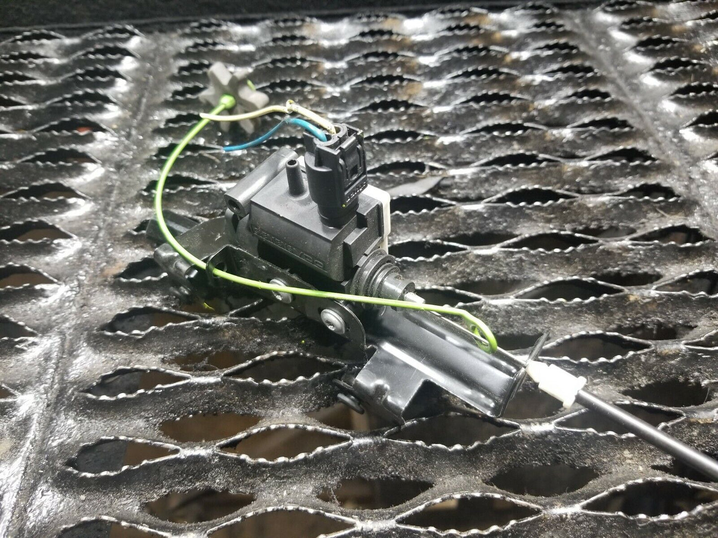 2006 2009 BMW 5er E60 525i 530i Fuel Tank Door Actuator Motor OEM