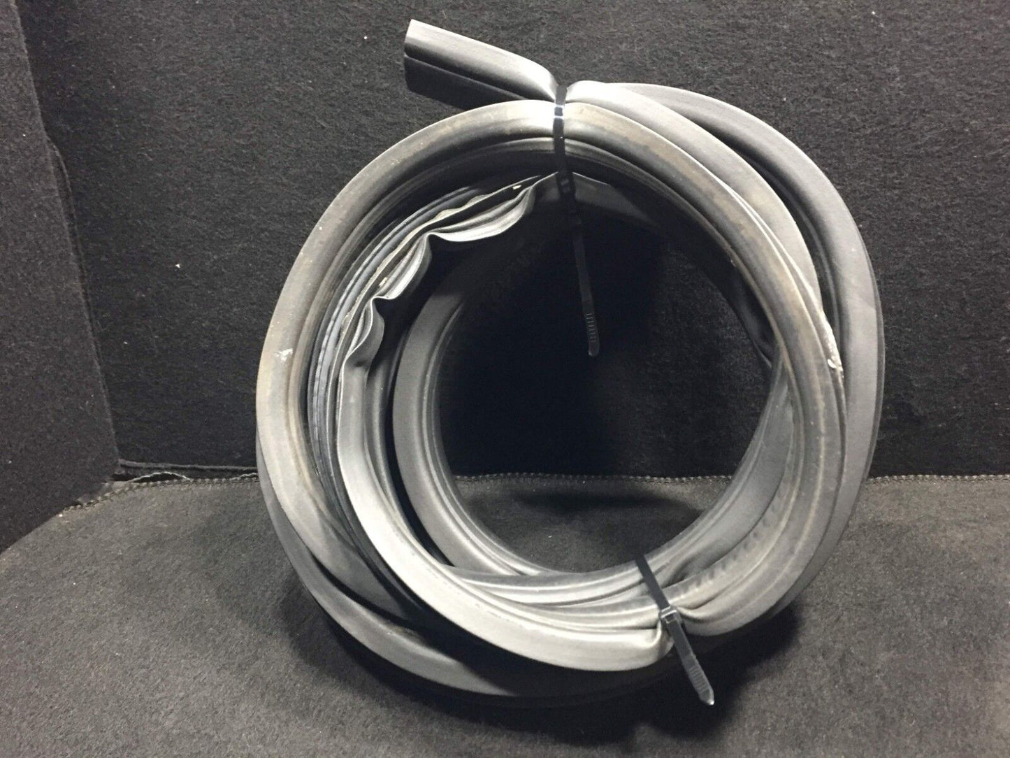 98 99 00 01 Mercedes W163 Ml320 Rear Passenger Weahetstrip Seal OEM D34