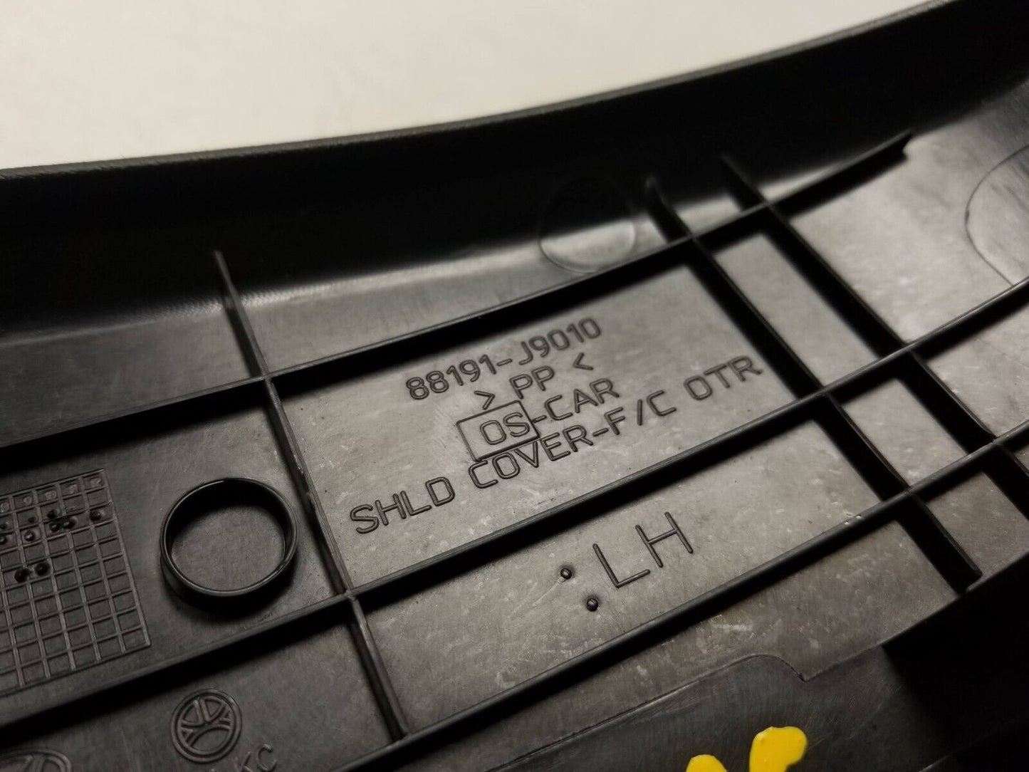 20 21 22 Hyundai Venue Front Driver Seat Headrest Guide Sleeve W/ Trim OEM