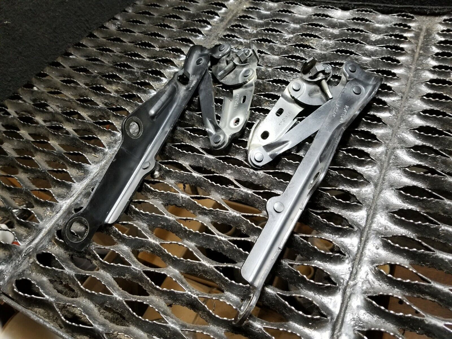 05 06 07 Dodge Magnum Hood Hinge Left & Right 2pcs OEM