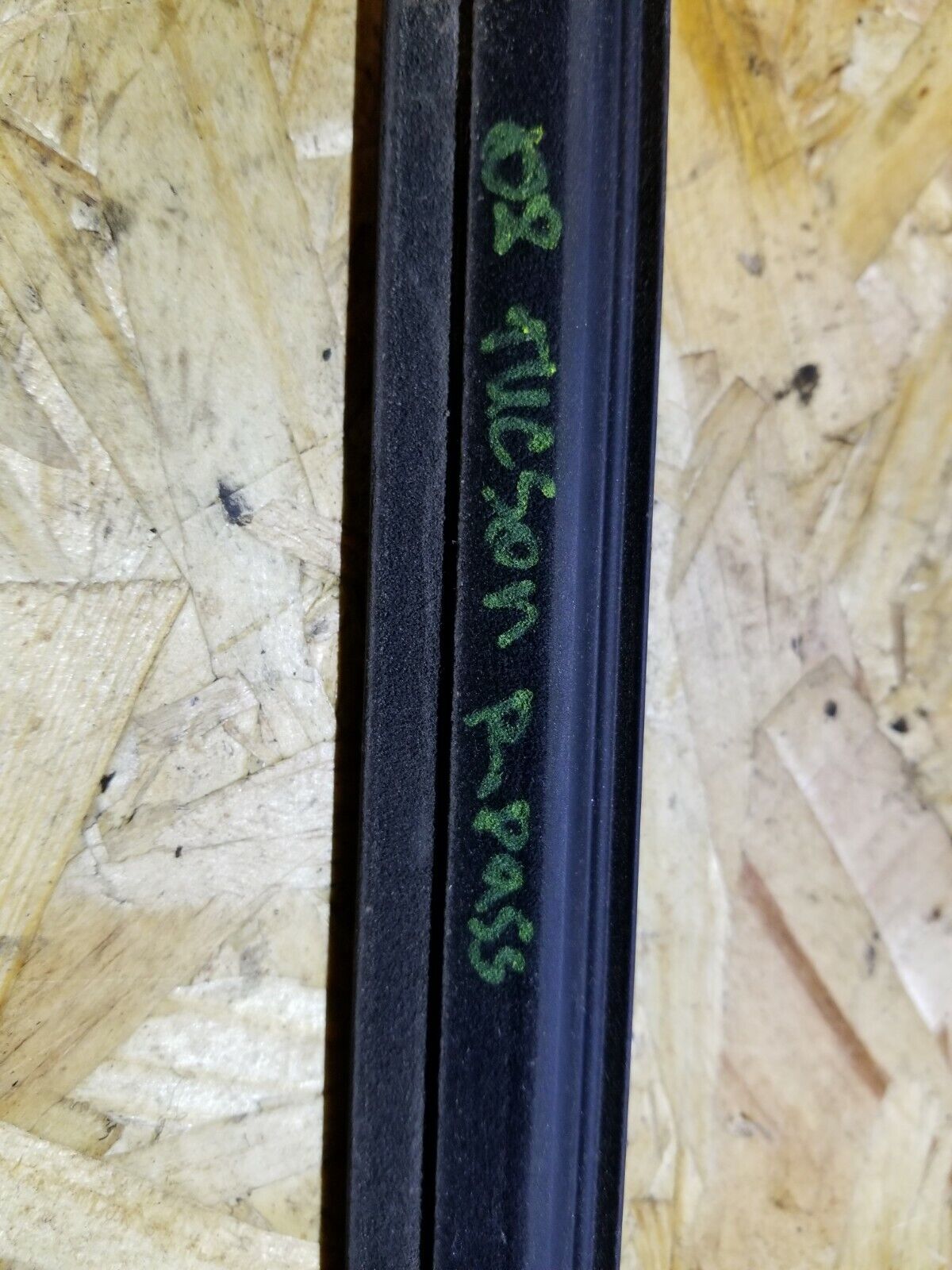 07 08 09 Hyundai Tucson Rear Pass Door Window Glass Seal Belt Molding OEM 89k