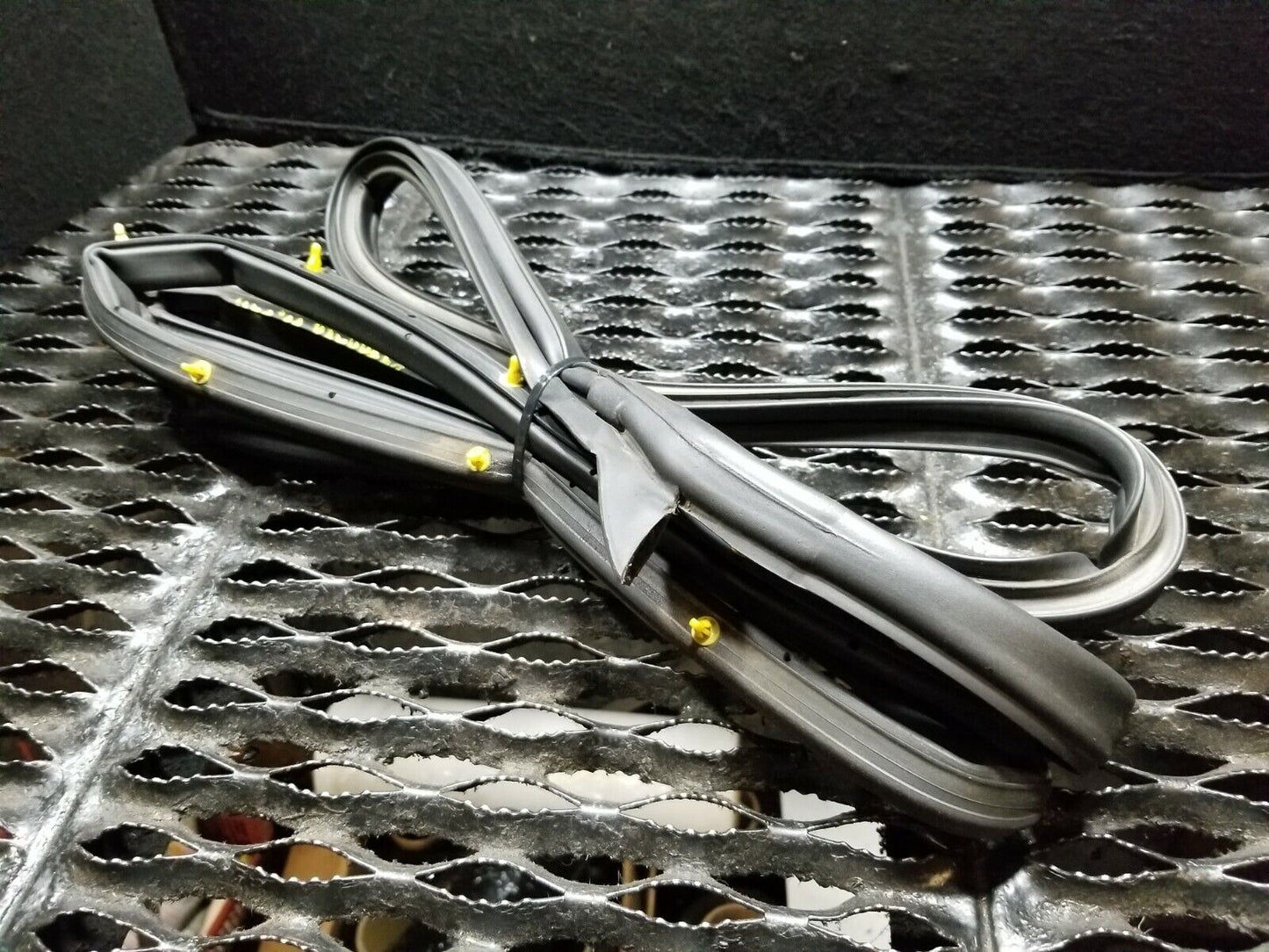 06 07 08 09 10 Hyundai Sonata Front Right Passenger Door Weatherstrip Seal OEM