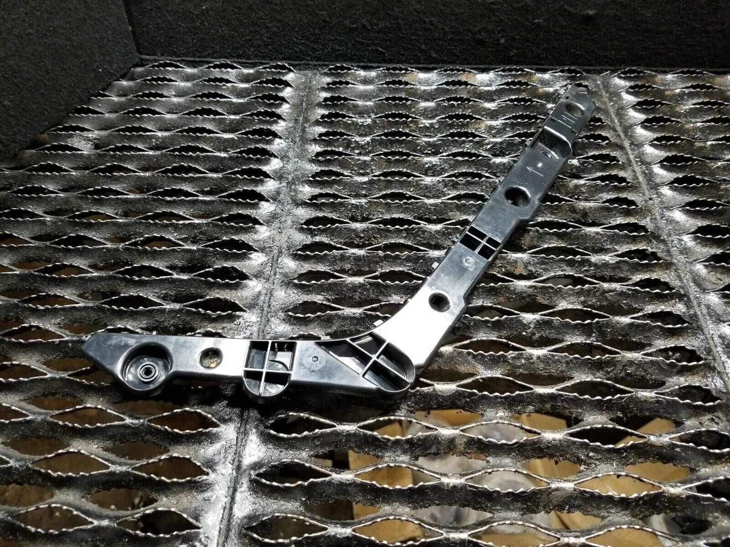 16 17 18 Nissan Sentra Sedan Rear Bumper Retainer Bracket Right Pass Side OEM