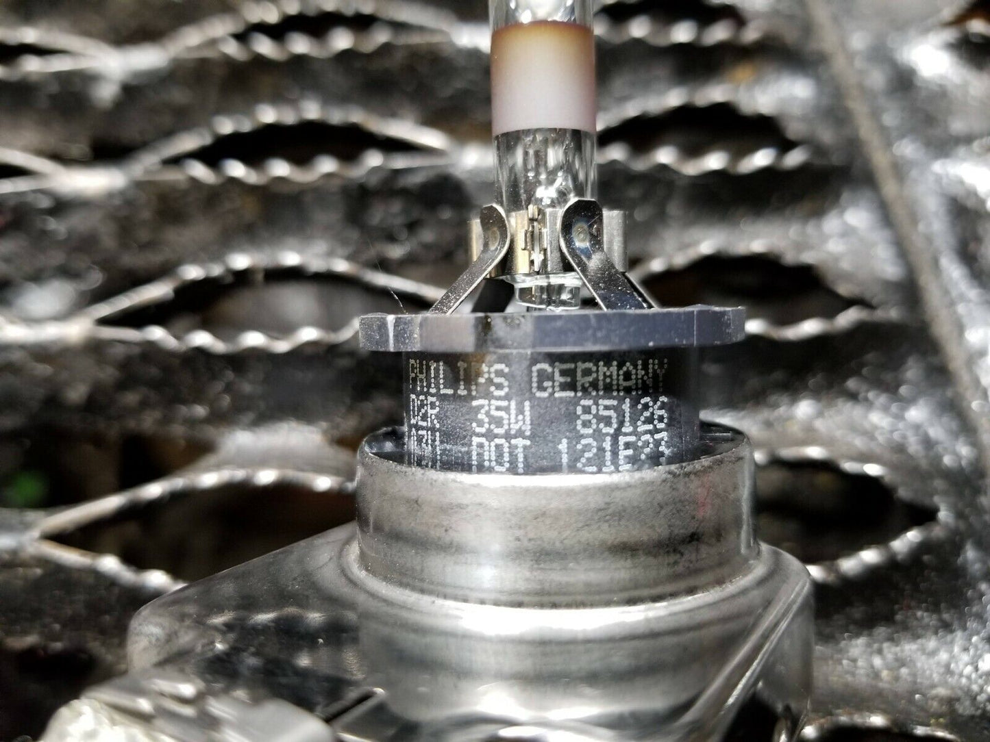 04 05 06 07 Infiniti QX56 Headlight Xenon Bulb W/ Igniter OEM