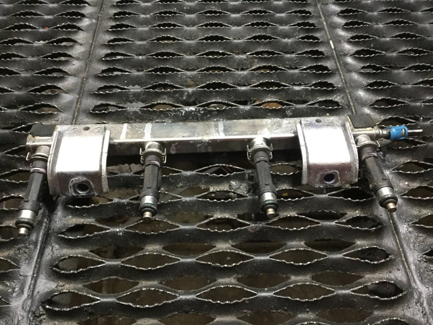 09 10 11 12 13 Mazda 6 Fuel Rail W/ Injectors 2.5l OEM